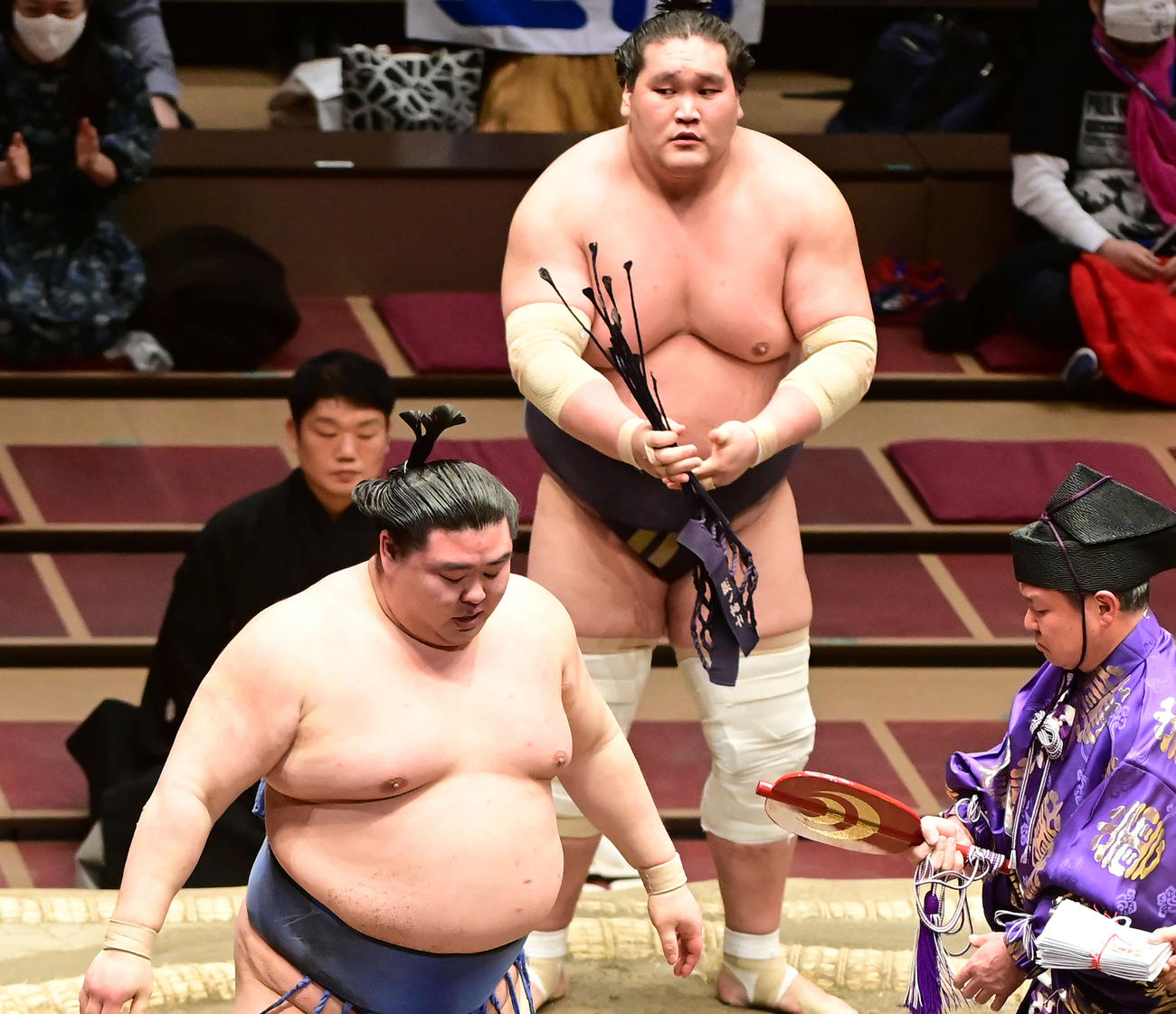 正代（手前）を破り10勝目を挙げた照ノ富士（撮影・小沢裕）