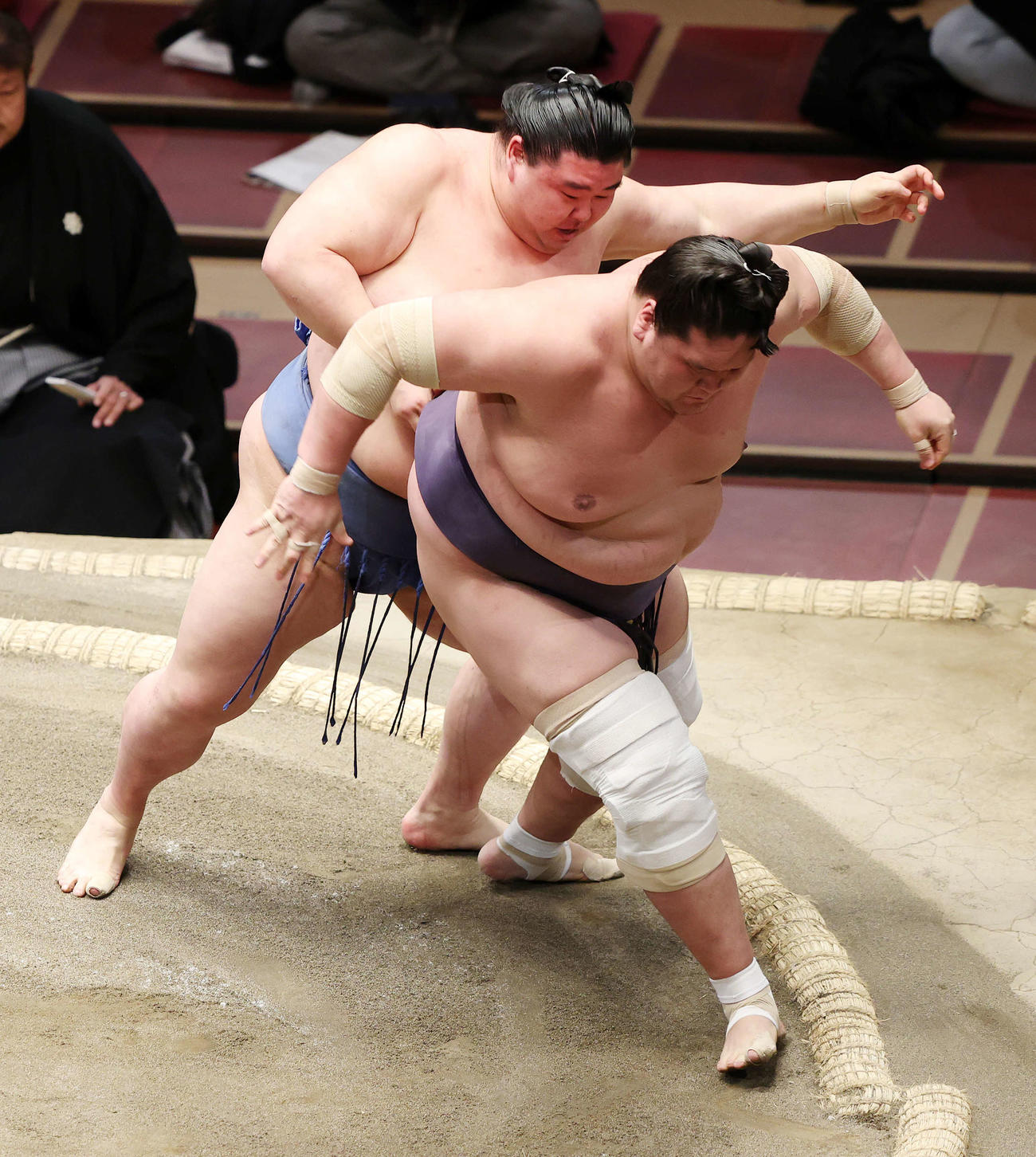 正代（後方）の攻めを耐える照ノ富士（撮影・鈴木正人）