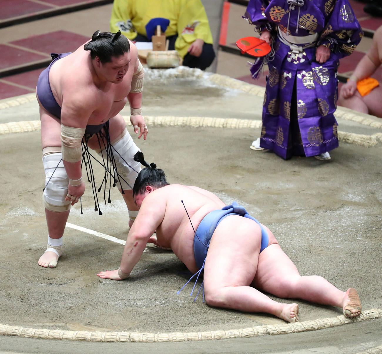 正代（右）をはたき込みで破る照ノ富士（撮影・河田真司）