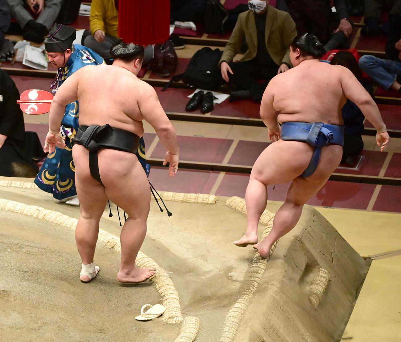 朝乃山（左から2人目）は正代を押し出しで破る。行司の式守伊之助（左）は土俵に押し出されたが、履いていた草履は残っていた（撮影・小沢裕）