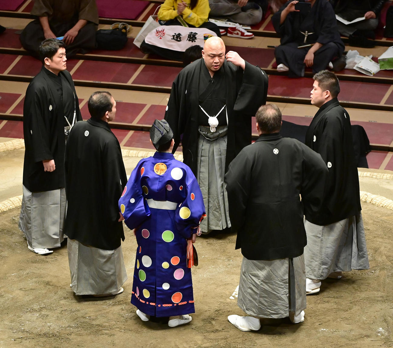 明瀬山と輝の一番で物言いがつき協議する審判団（撮影・小沢裕）