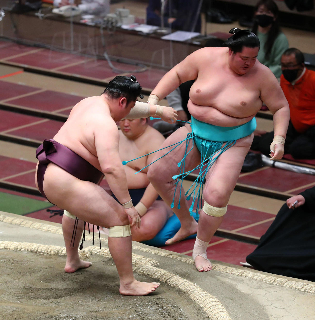 琴ノ若（右）を寄り切りで破る遠藤（撮影・河田真司）