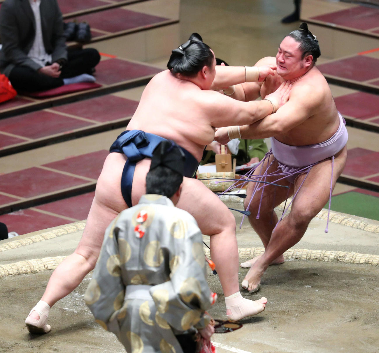 玉鷲（左）に押し出される琴恵光（撮影・河田真司）