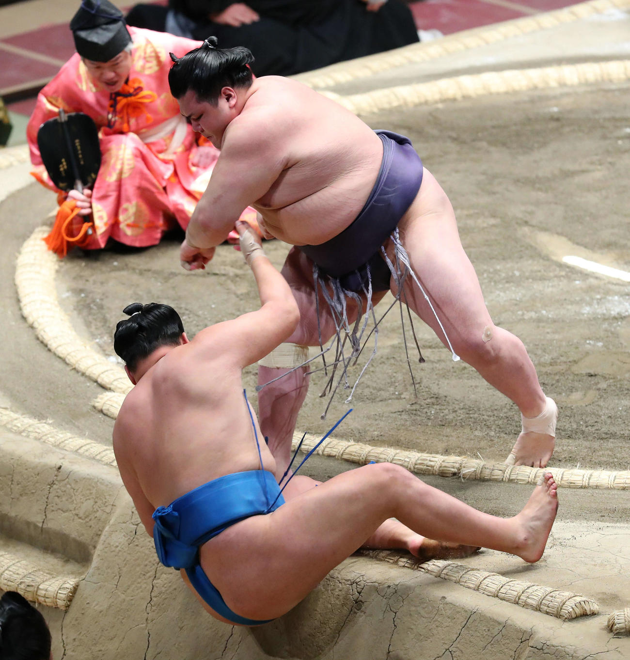 豊昇龍（下）を寄り倒しで破る阿武咲（撮影・河田真司）
