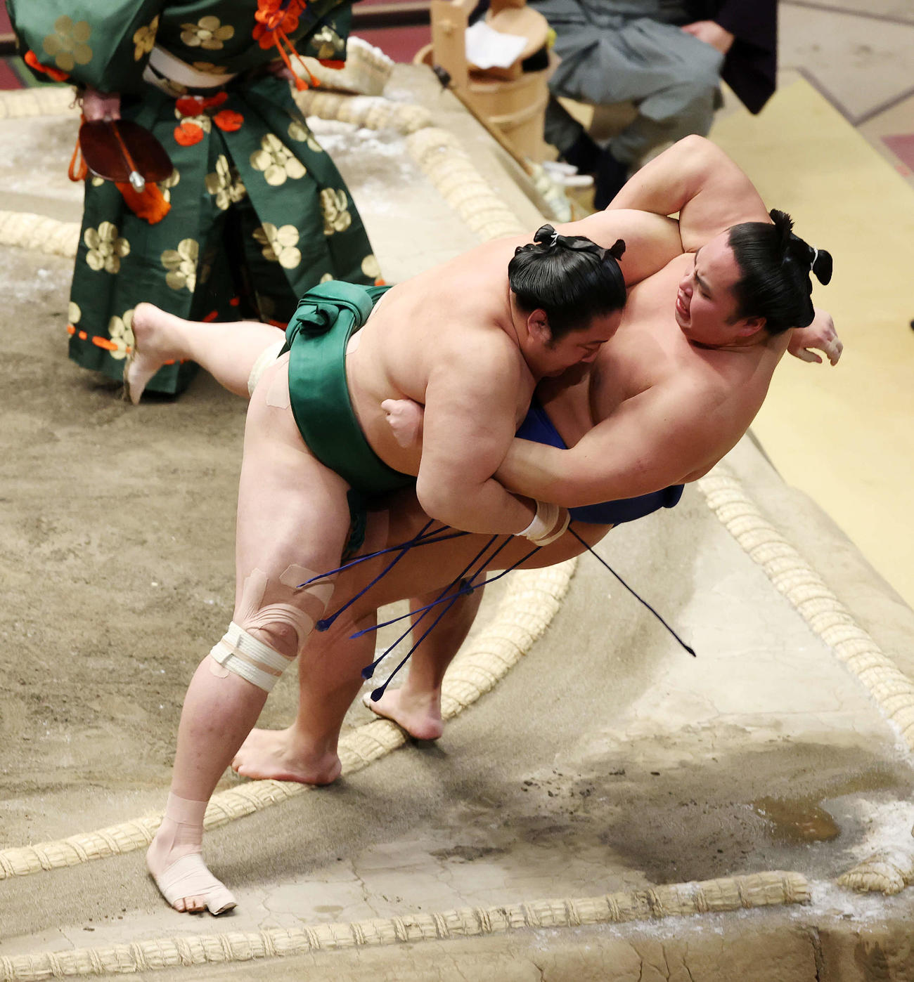 琴勝峰（右）は佐田の海の勇み足で白星（撮影・鈴木正人）