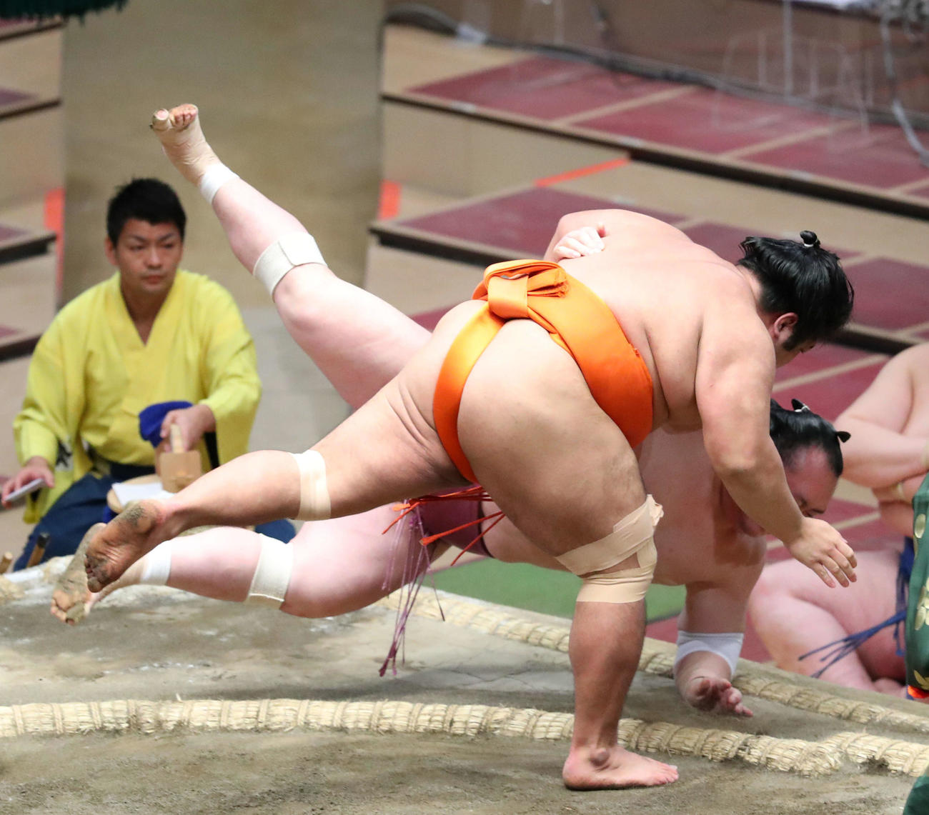 宝富士（奥）を寄り倒しで破る志摩ノ海（撮影・河田真司）
