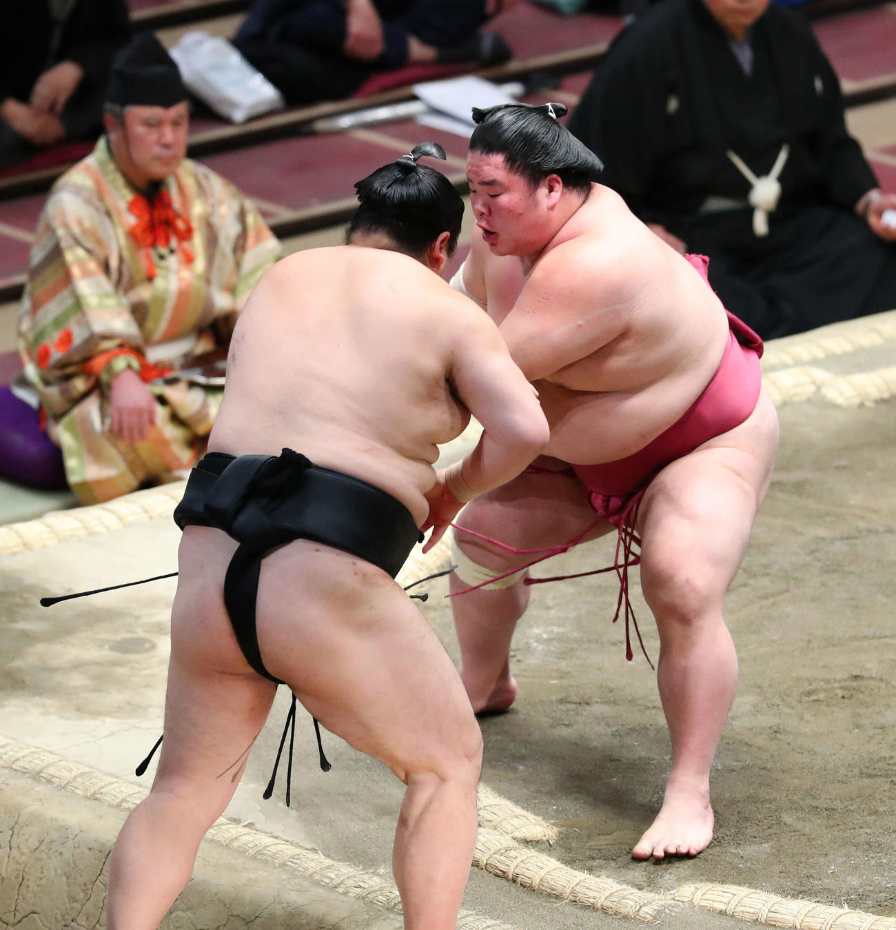 隠岐の海（左）を突き出しで破り、幕内優勝を決める大栄翔（撮影・河田真司）