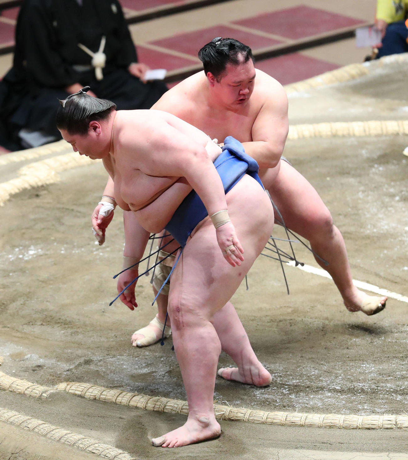 逸ノ城（左）を押し出しで破る北勝富士（撮影・河田真司）