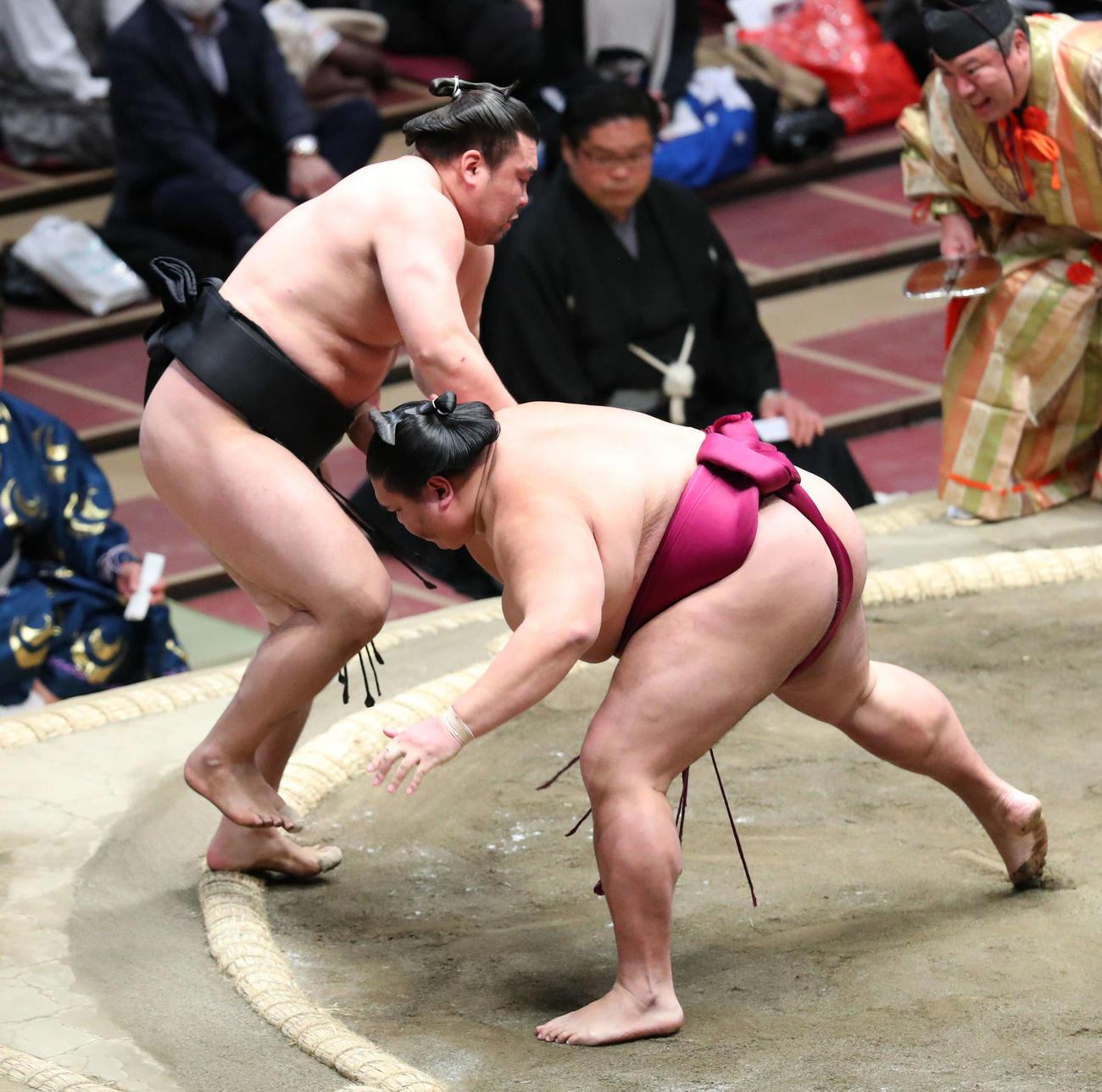 霧馬山（左）を押し出す御嶽海（撮影・河田真司）