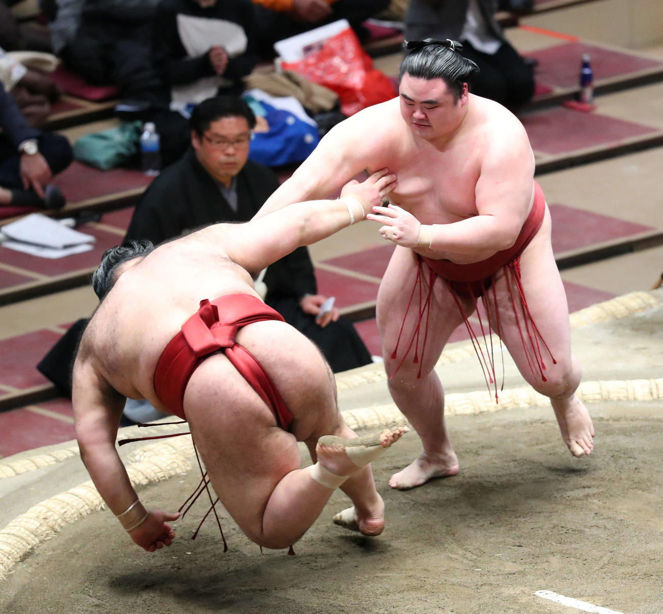 高安（左）をはたき込みで破る隆の勝（撮影・河田真司）