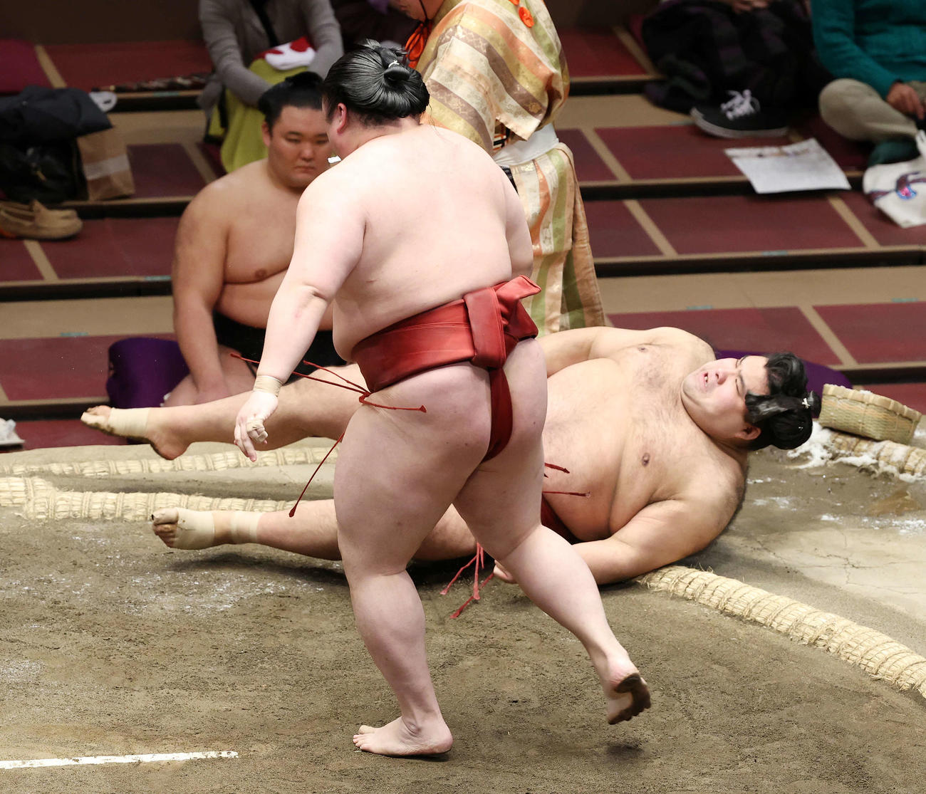 高安（後方）をはたき込みで破る隆の勝（撮影・鈴木正人）