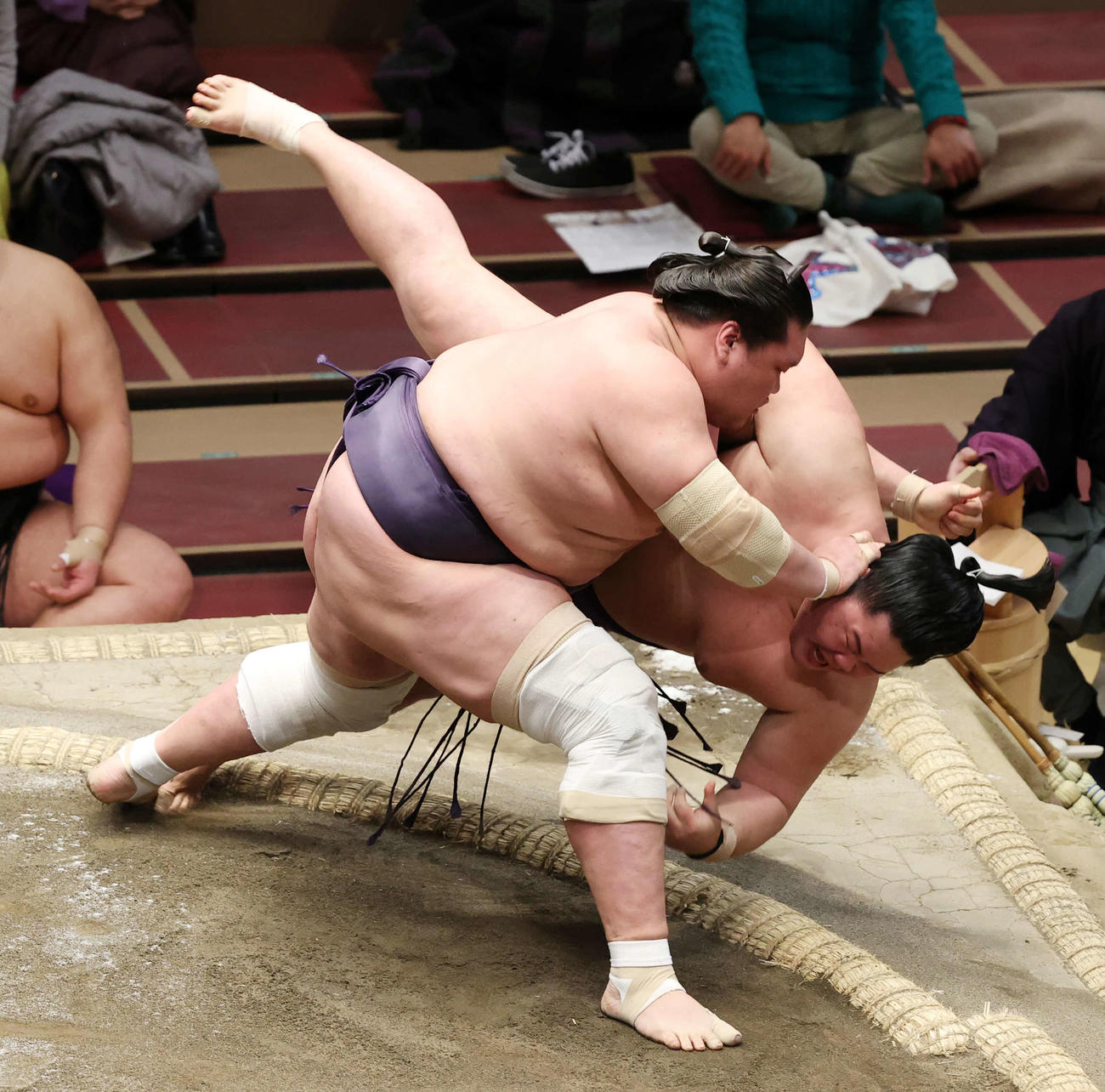 明生（右）をすくい投げで破る照ノ富士（撮影・鈴木正人）