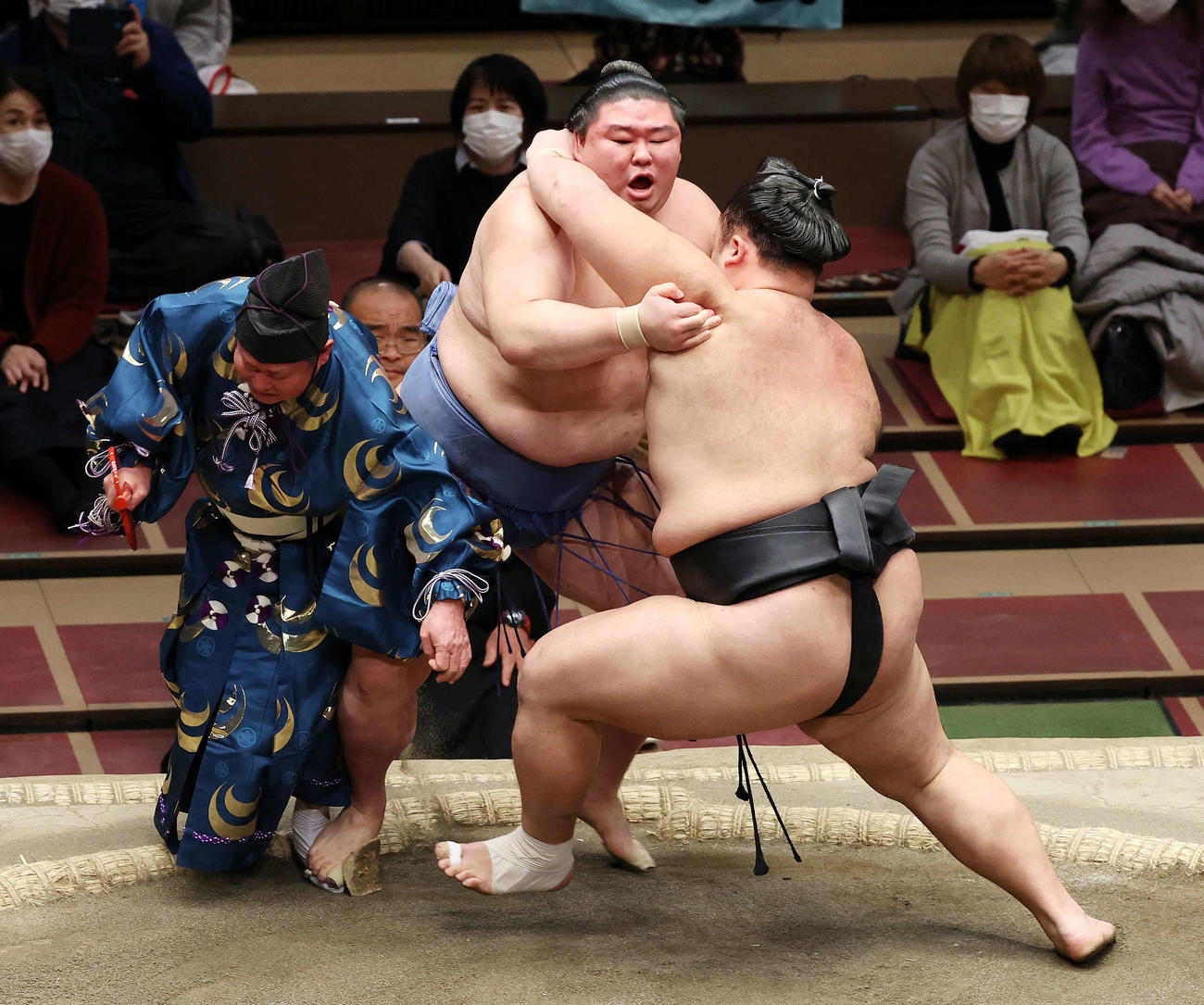 朝乃山（手前）との取組中、式守伊之助（左）にぶつかる正代（撮影・鈴木正人）