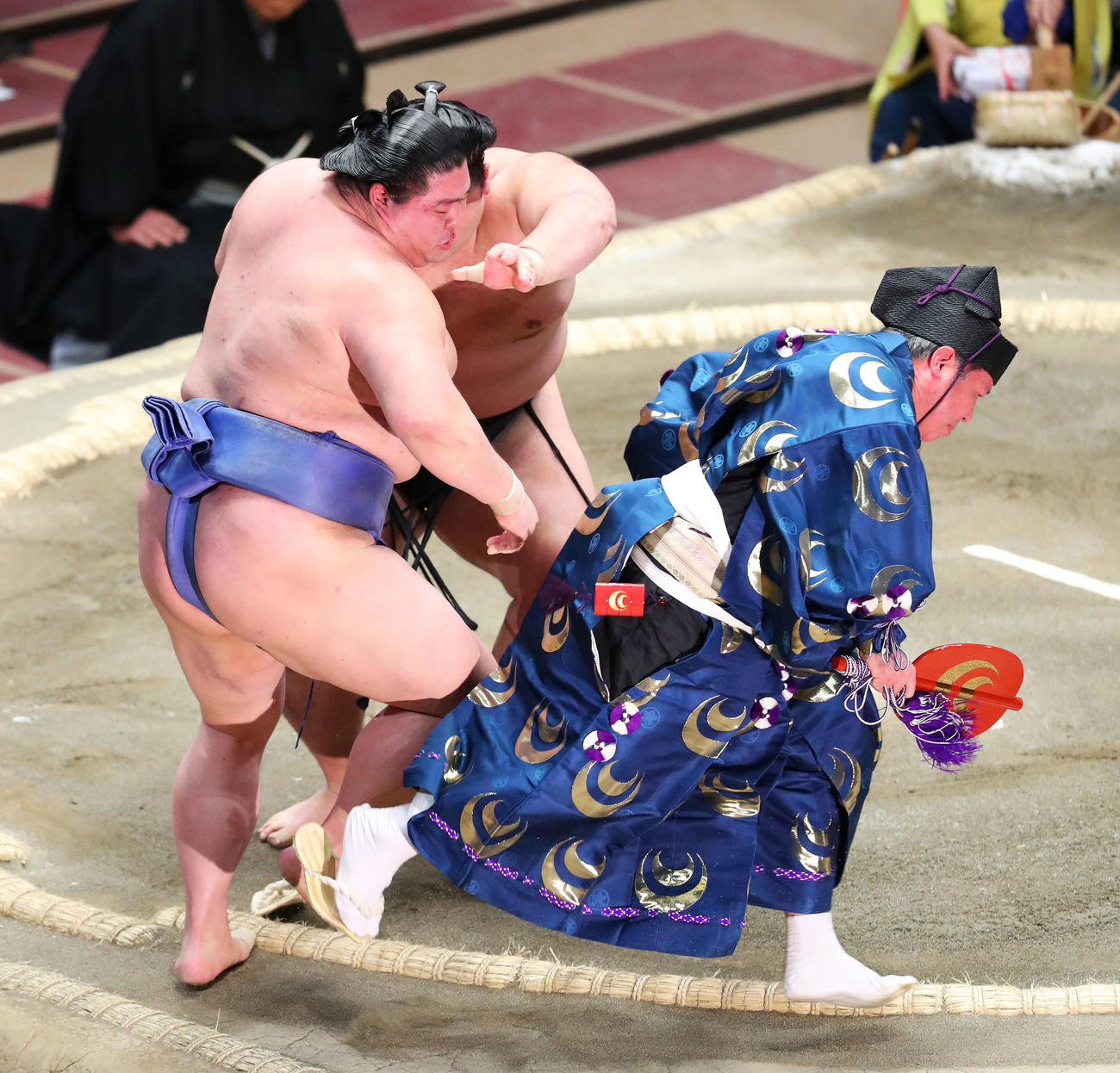朝乃山（奥）に押し出される正代（左）を回避できず接触してしまう行司の式守伊之助（撮影・河田真司）