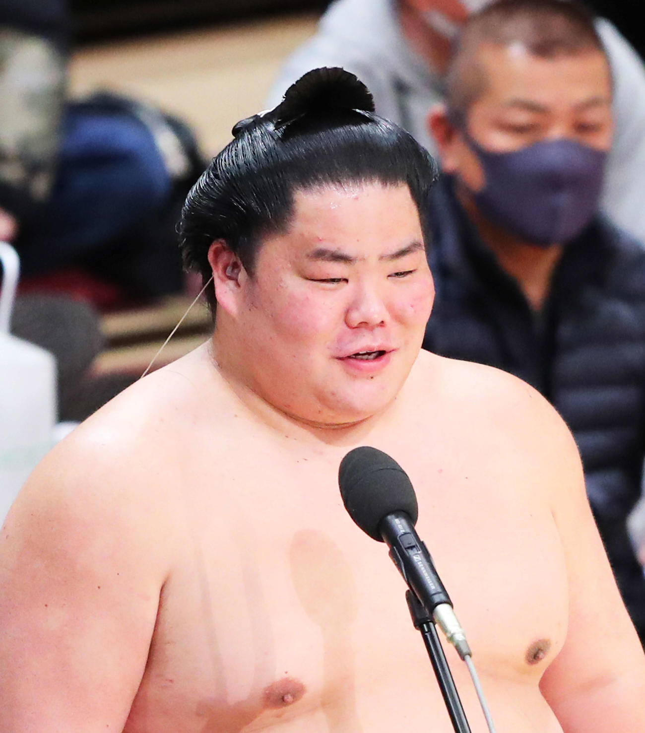 優勝インタビューで笑顔を見せる大栄翔（撮影・河田真司）