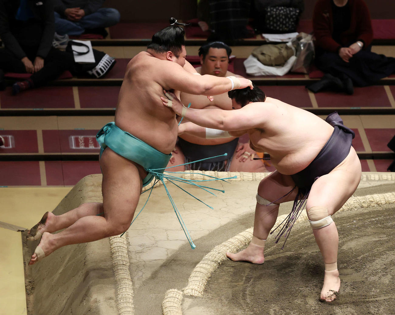 天空海（左）を押し出しで破る英乃海（撮影・鈴木正人）