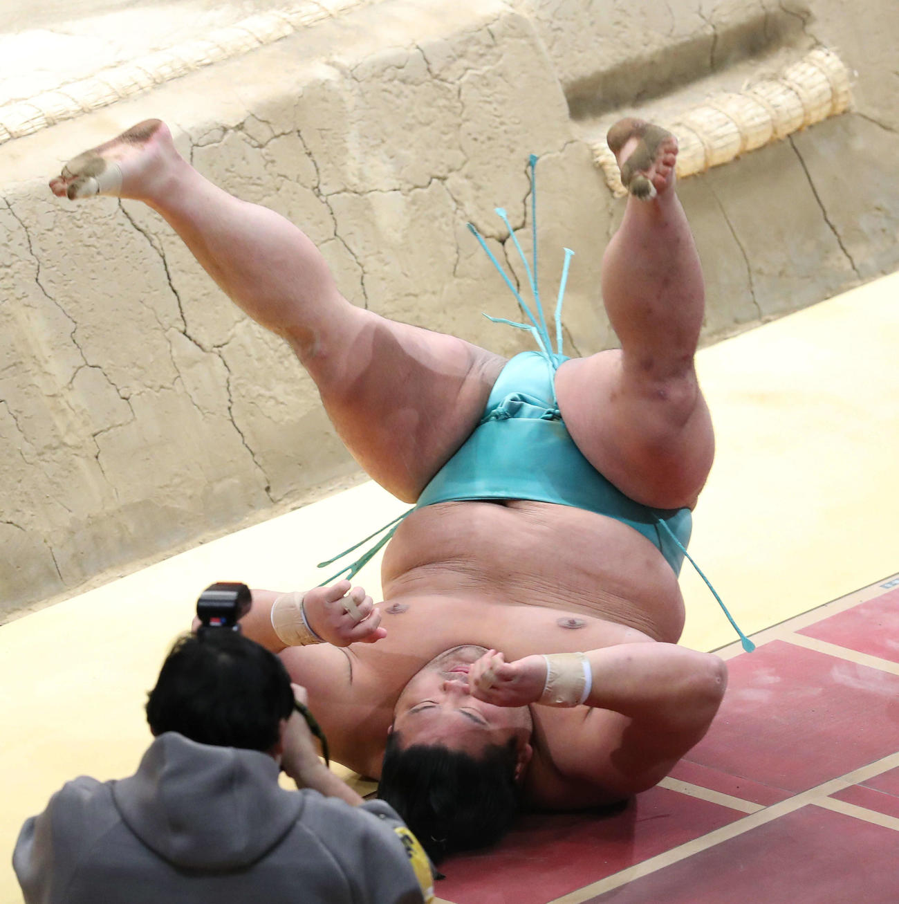 英乃海に押し出しで敗れた天空海（撮影・河田真司）