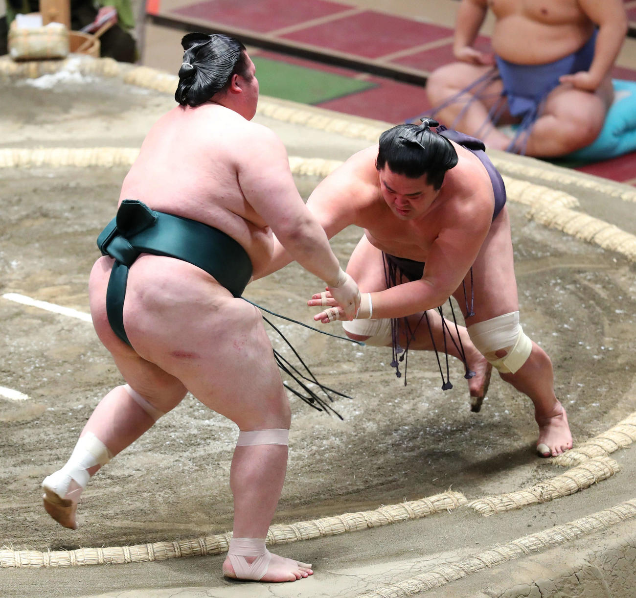 豊山（左）を押し出しで破る妙義龍（撮影・河田真司）