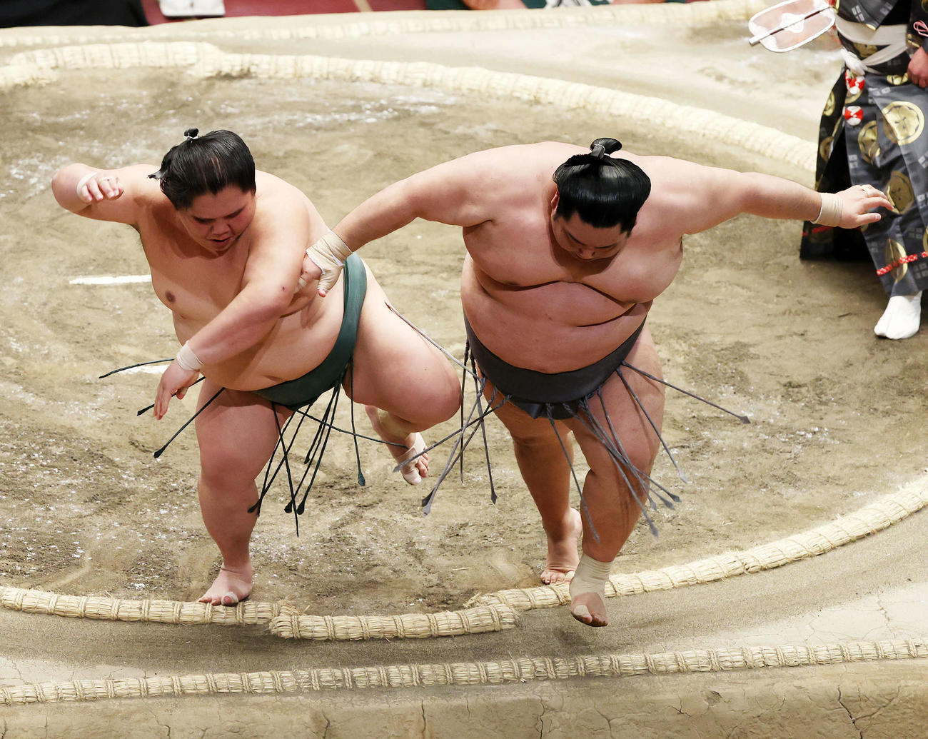 徳勝龍（右）を押し出しで破る大翔丸（撮影・鈴木正人）