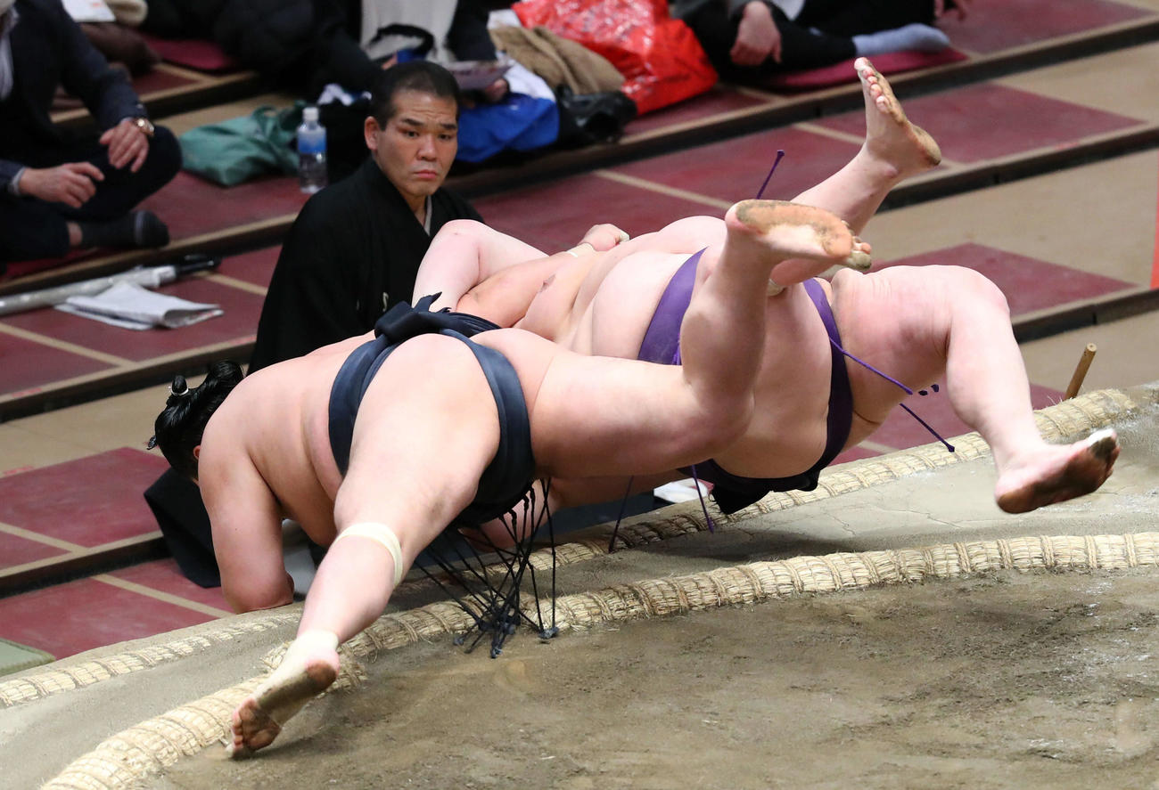 1回目の取組で同体となる輝（左）と明瀬山（撮影・河田真司）