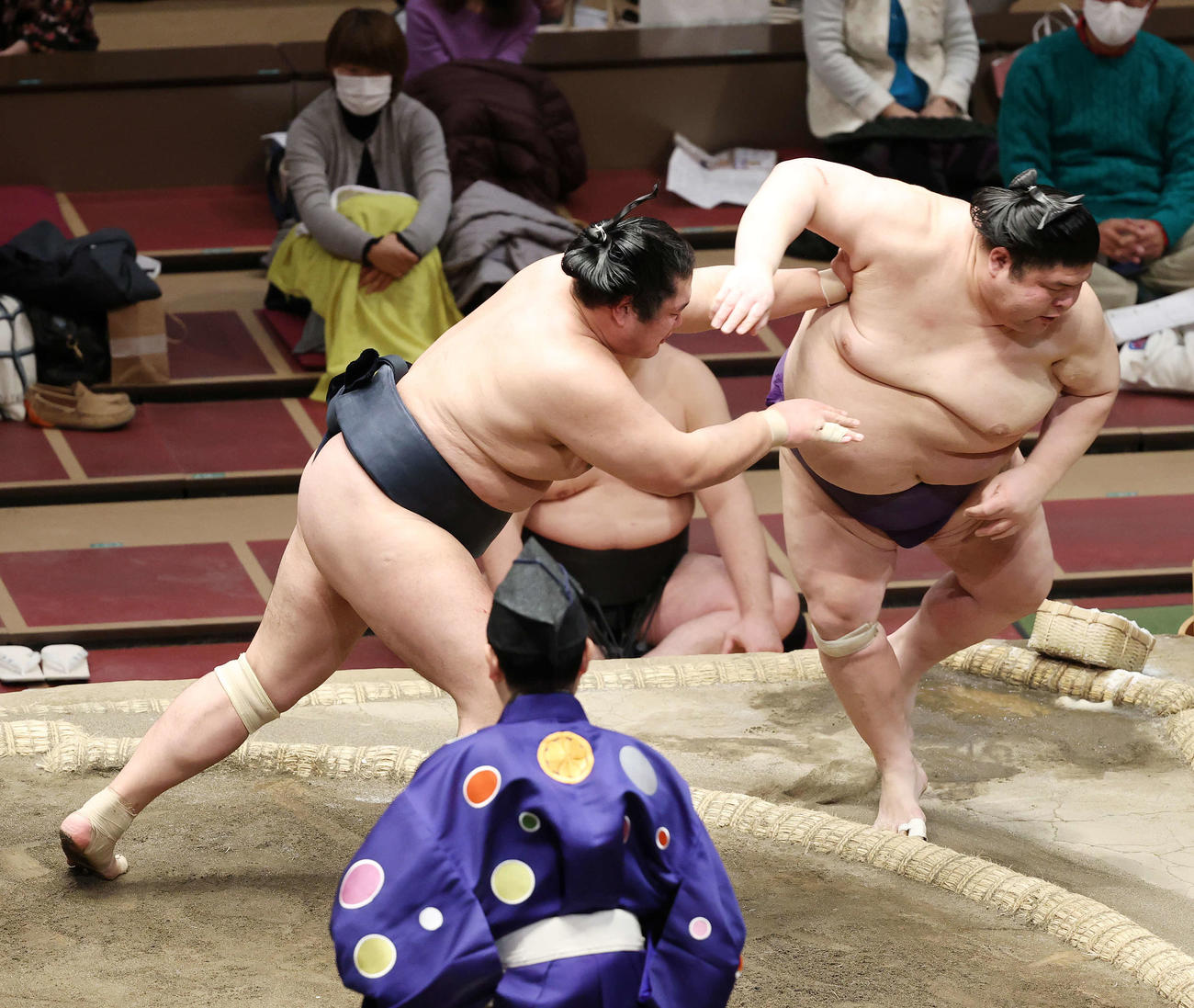 明瀬山（右）を押し出しで破る輝（撮影・鈴木正人）