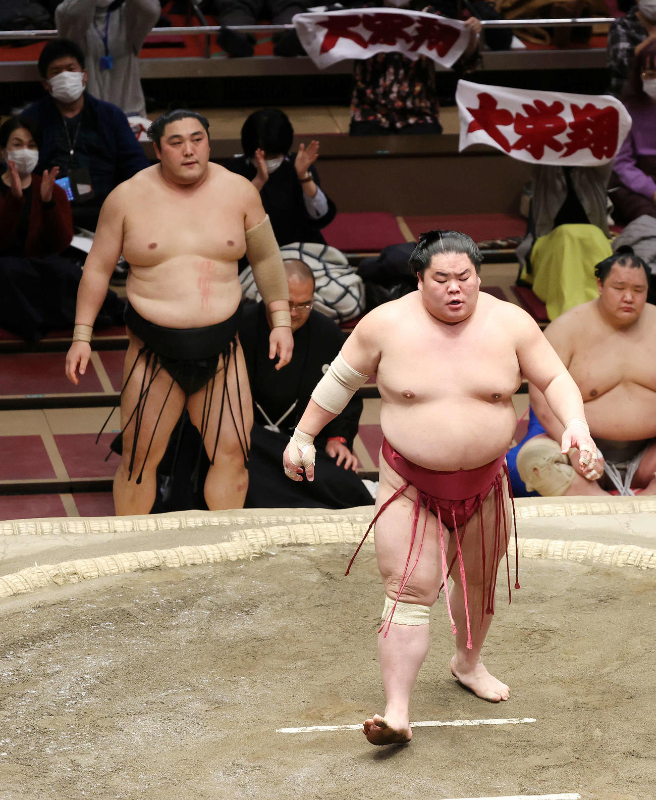 隠岐の海（後方左）を突き出しで破り幕内優勝した大栄翔（撮影・鈴木正人）