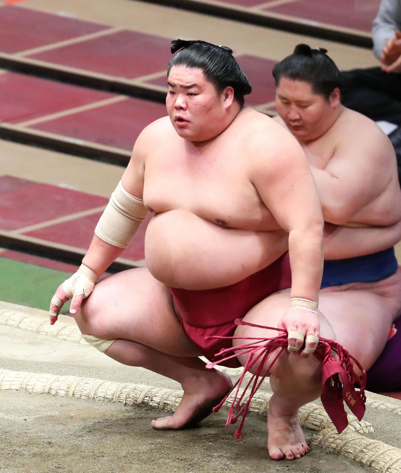 隠岐の海を突き出しで破り、勝ち名乗りを受ける大栄翔（撮影・河田真司）