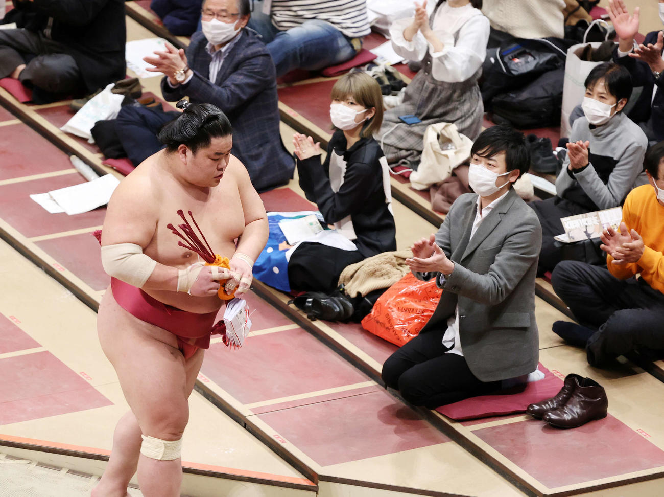 花道を引き揚げる大栄翔（撮影・鈴木正人）