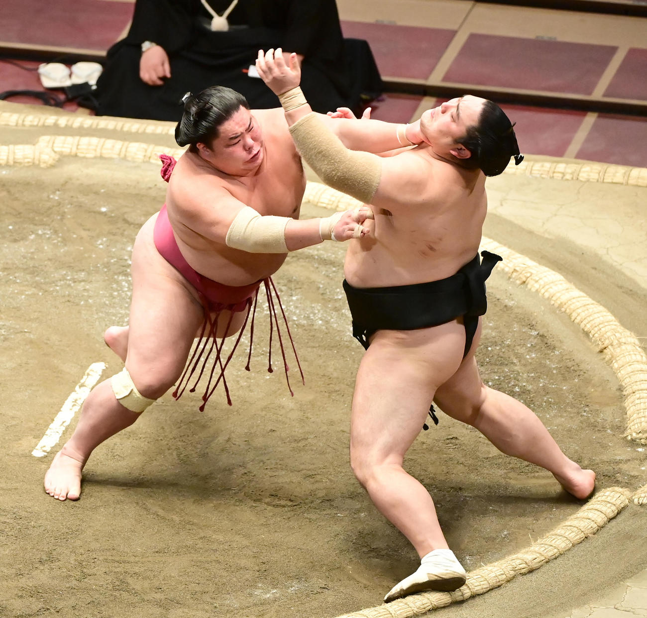 大栄翔（左）は隠岐の海を突き出しで破り幕内優勝を決める（撮影・小沢裕）