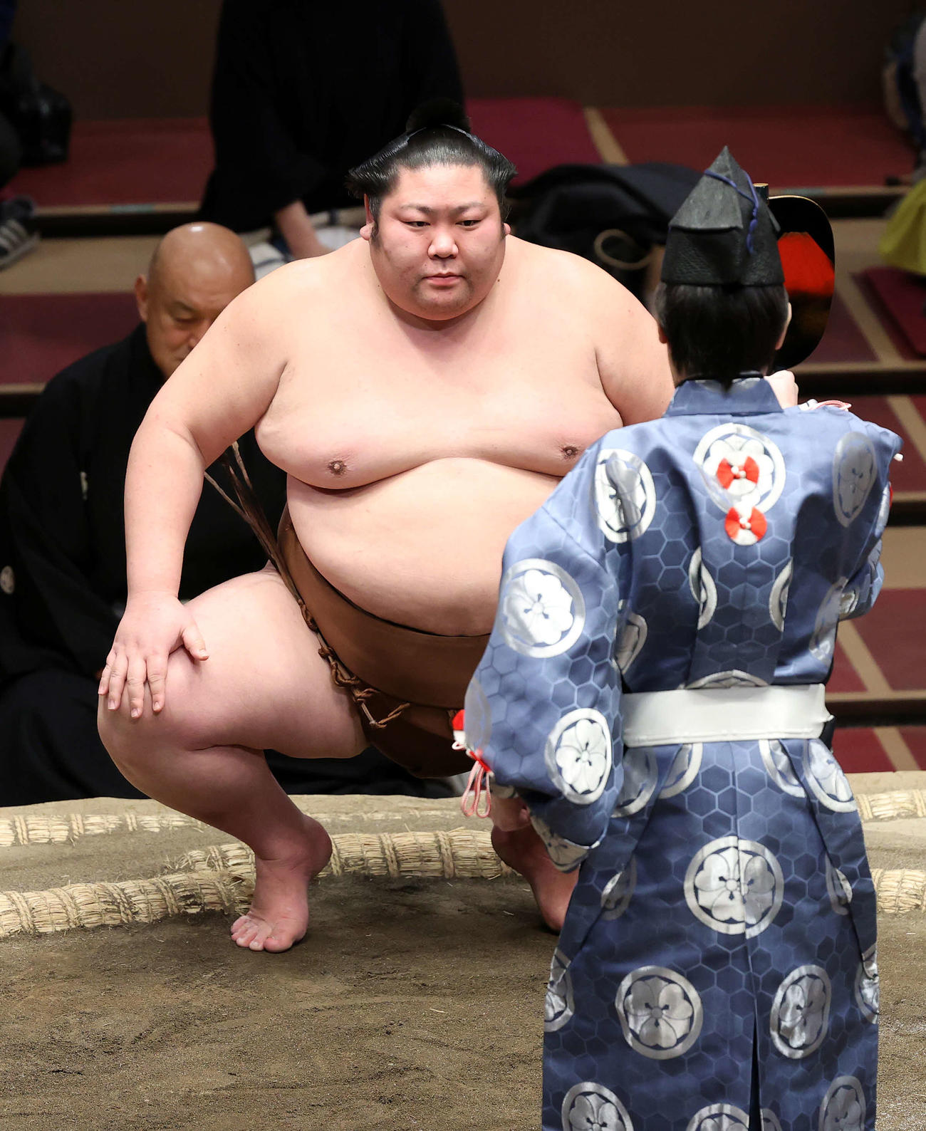 勢の休場で不戦勝となり勝ち名乗りを受ける剣翔（撮影・鈴木正人）