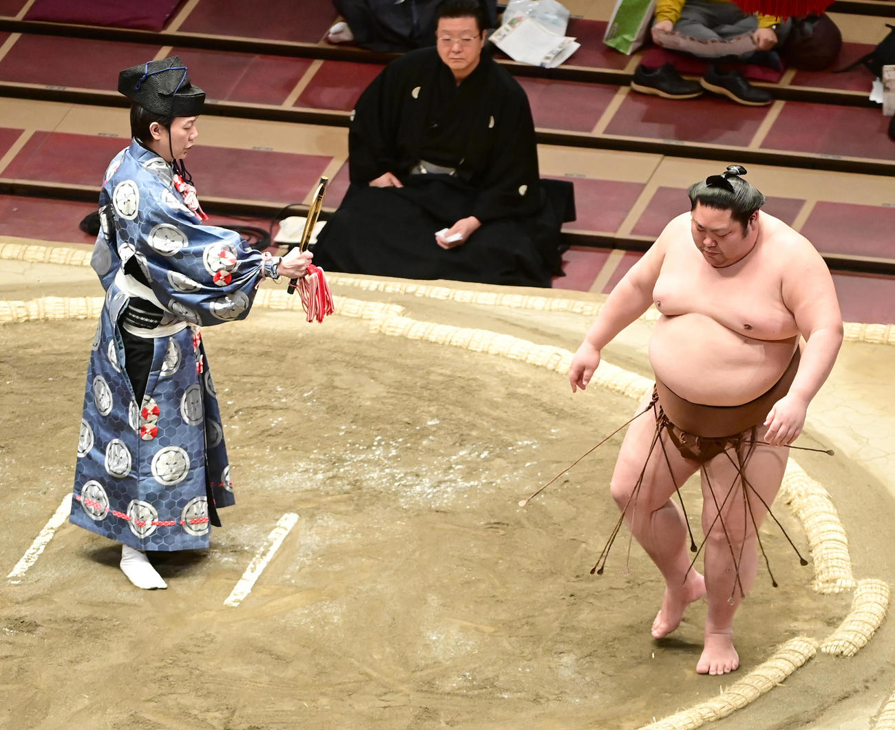 勢の休場による不戦勝で十両優勝を決めた剣翔（右）は勝ち名乗りを受ける（撮影・小沢裕）