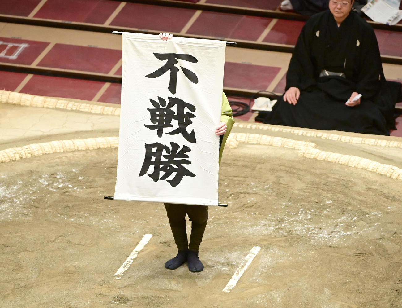 勢の負傷による休場で剣翔の不戦勝を伝える幕が掲げられる（撮影・小沢裕）