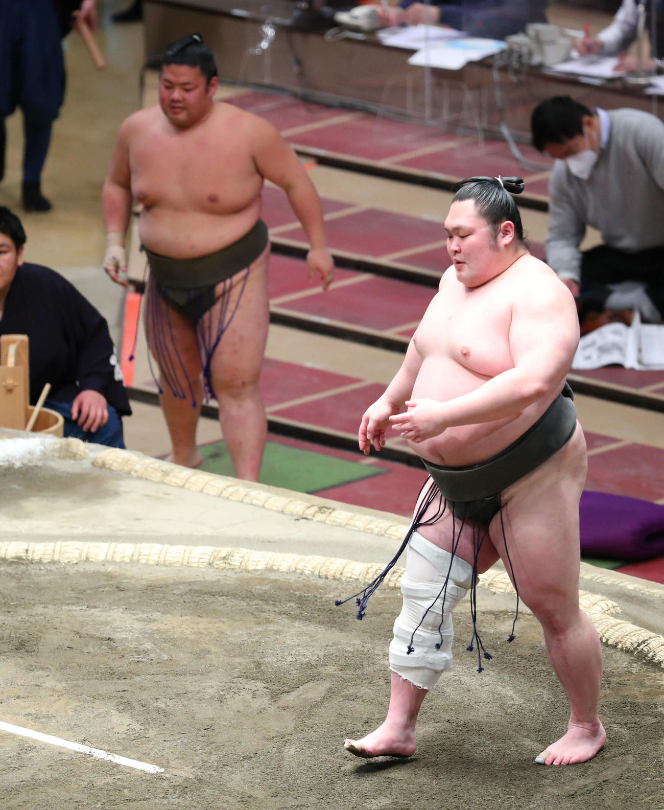 序二段優勝決定戦で龍司（左）を押し出しで破った野上（撮影・河田真司）