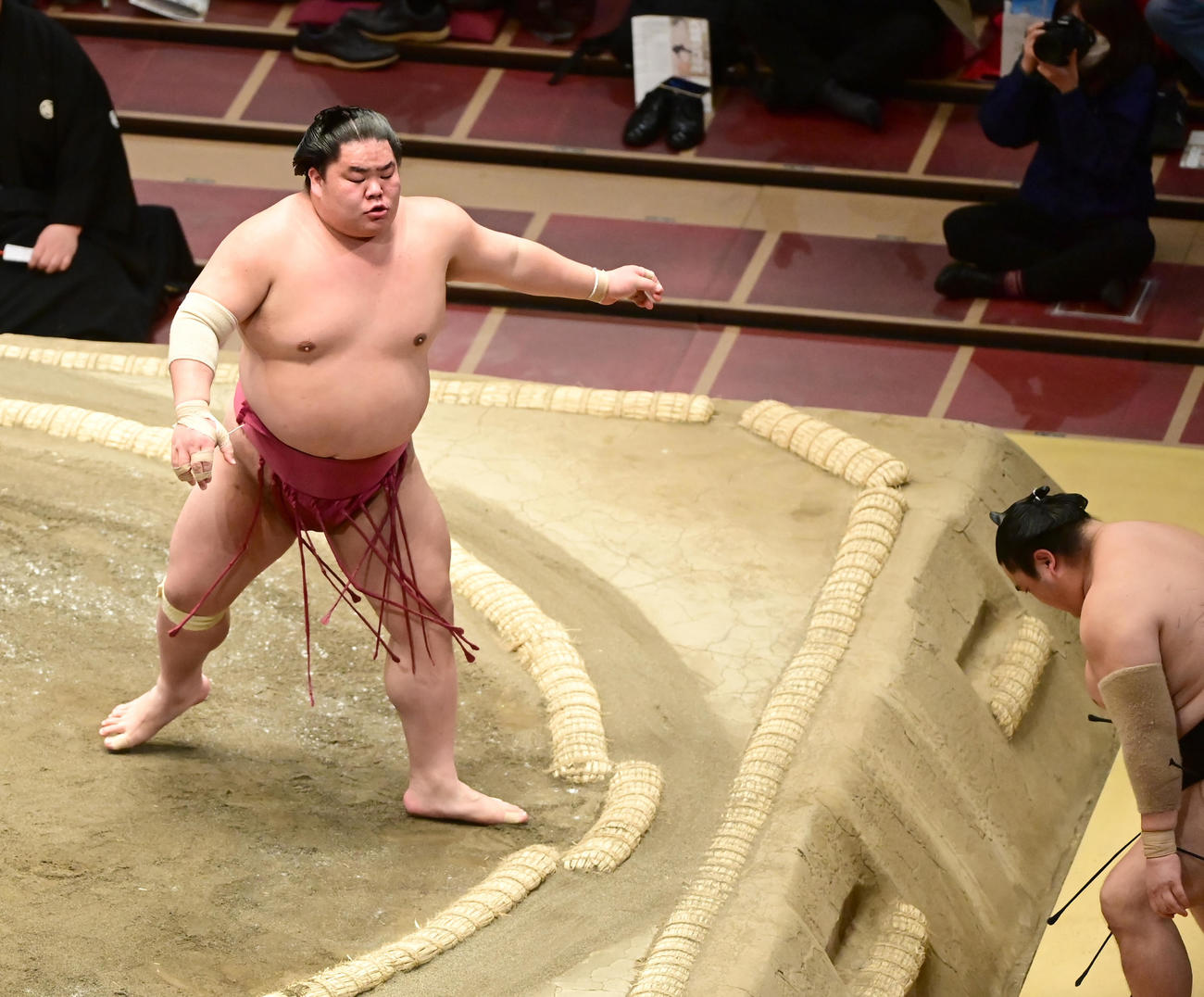 大栄翔（左）は隠岐の海を突き出しで破り幕内優勝を決める（撮影・小沢裕）