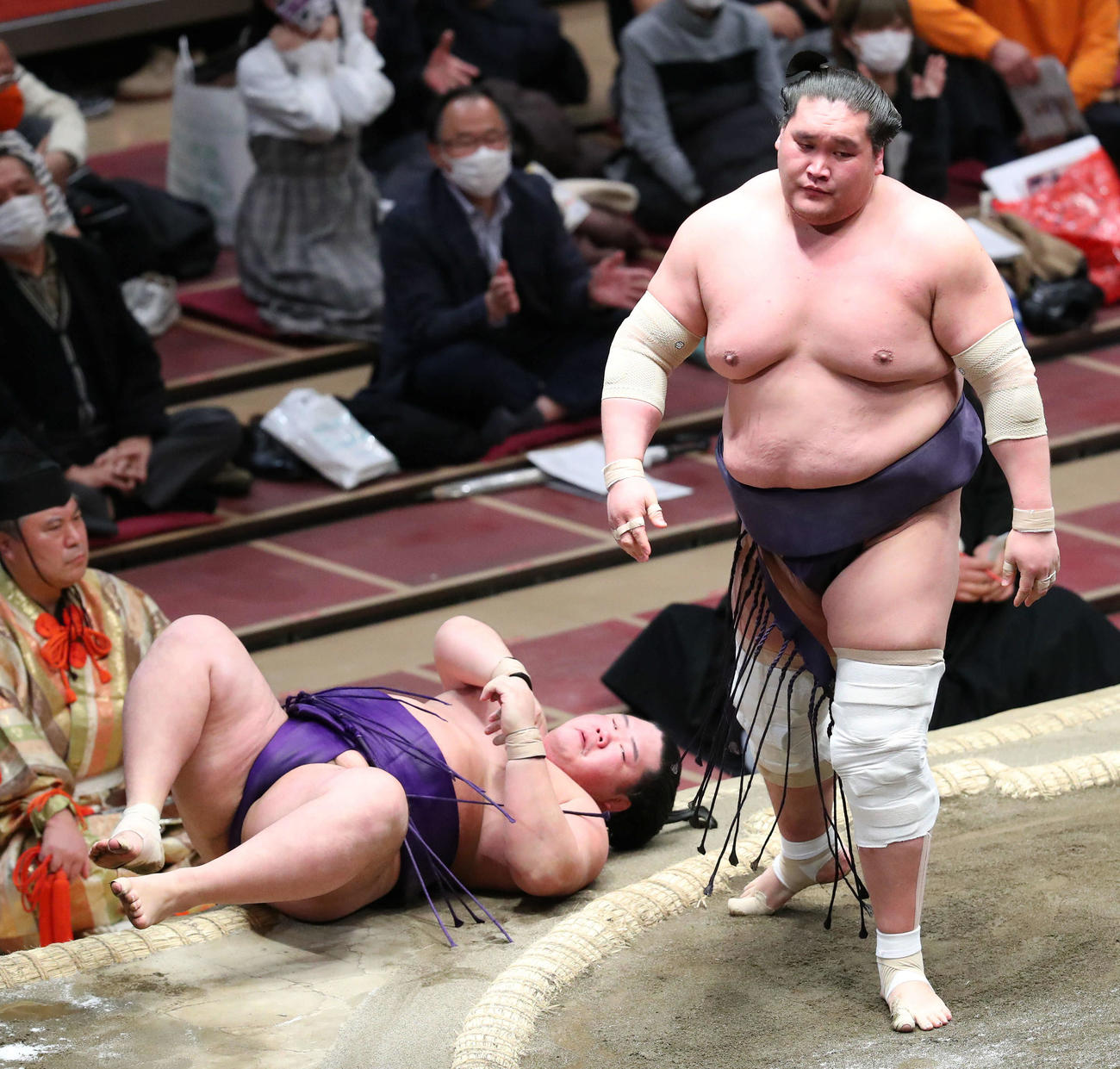 明生（左）をすくい投げで破る照ノ富士（撮影・河田真司）