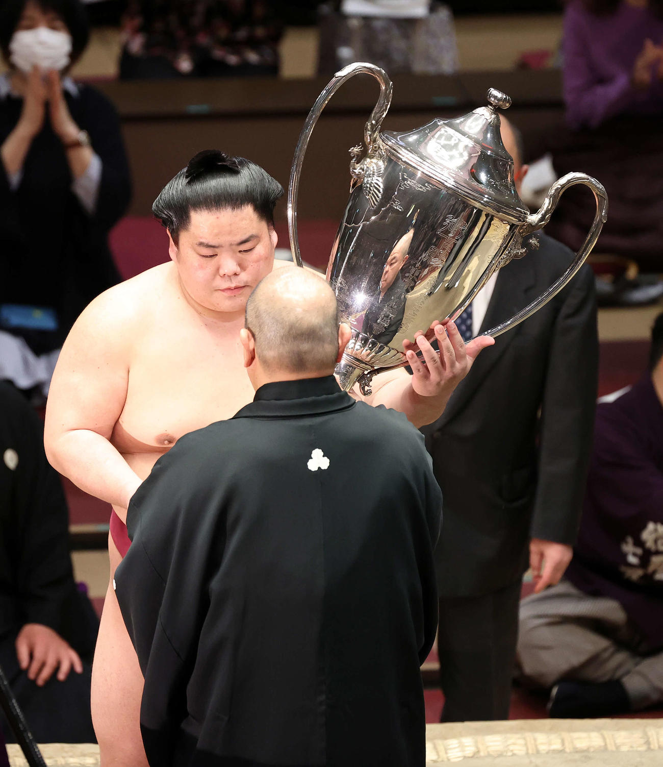 八角理事長（手前）から優勝賜杯を受け取る大栄翔（撮影・鈴木正人）