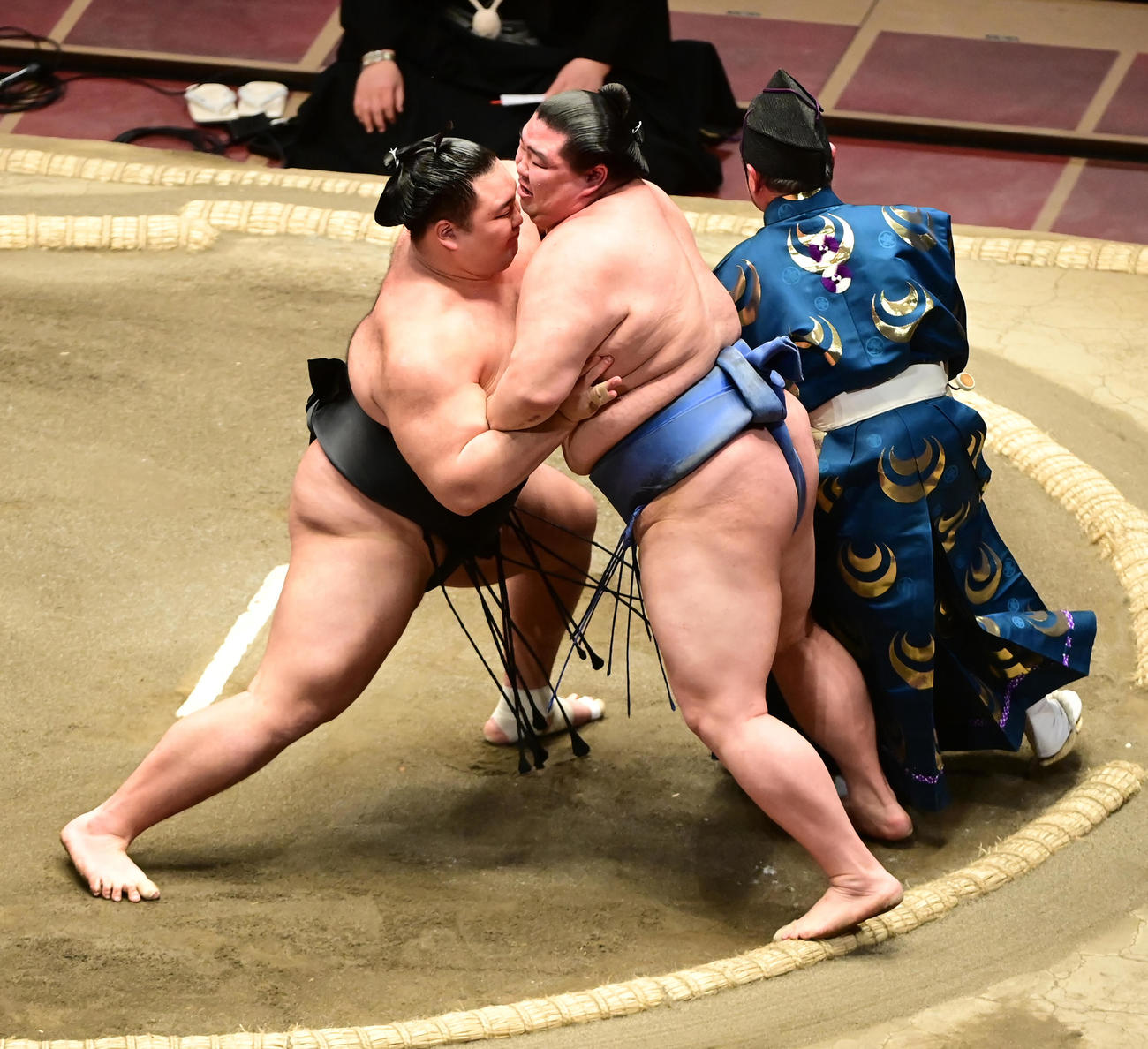 朝乃山（左）は正代を土俵際へ攻め込む（撮影・小沢裕）
