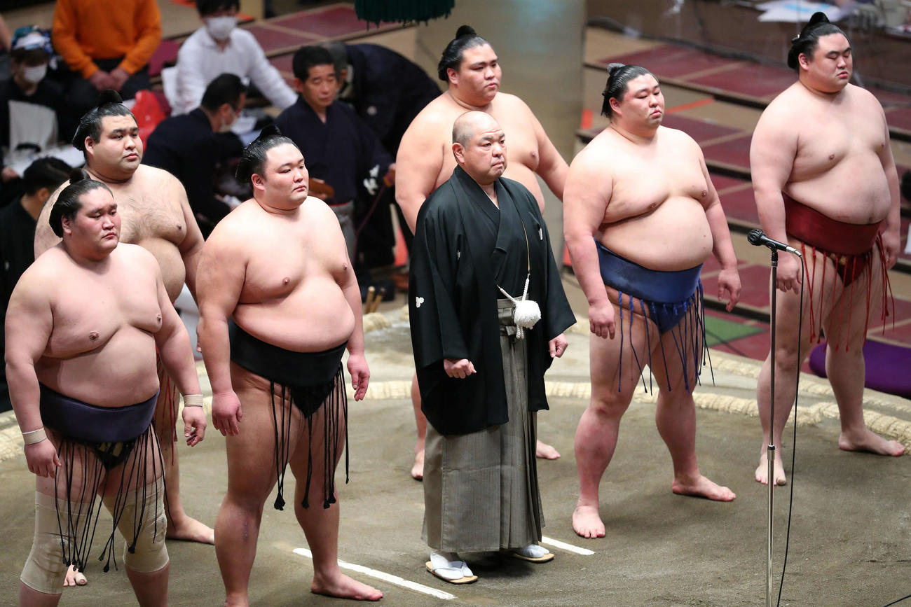 協会あいさつで土俵に上がる、前列左から照ノ富士、朝乃山、八角理事長、正代、隆の勝、後列左から高安、御嶽海（撮影・河田真司）