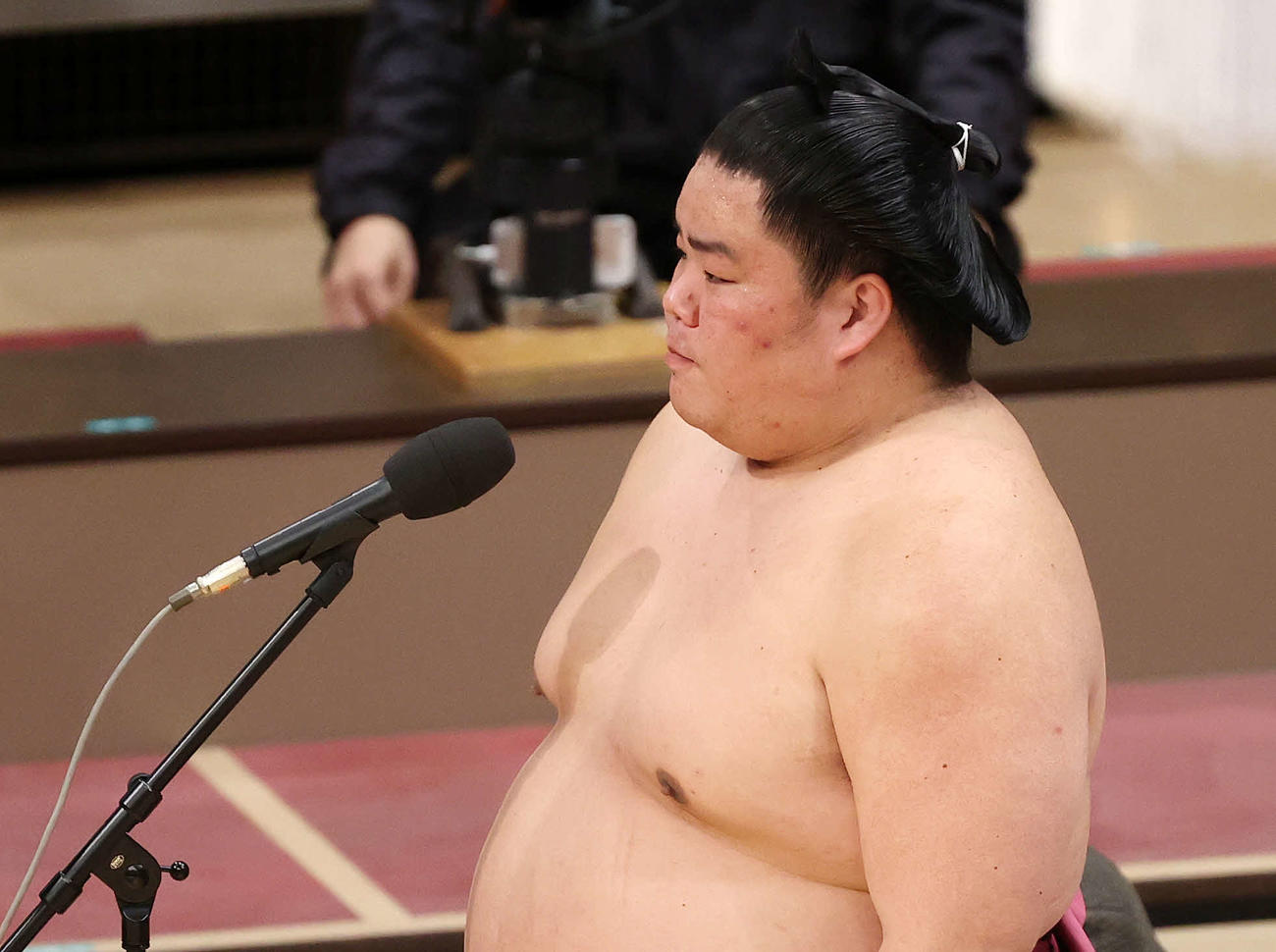 優勝力士インタビューを受ける大栄翔（撮影・鈴木正人）