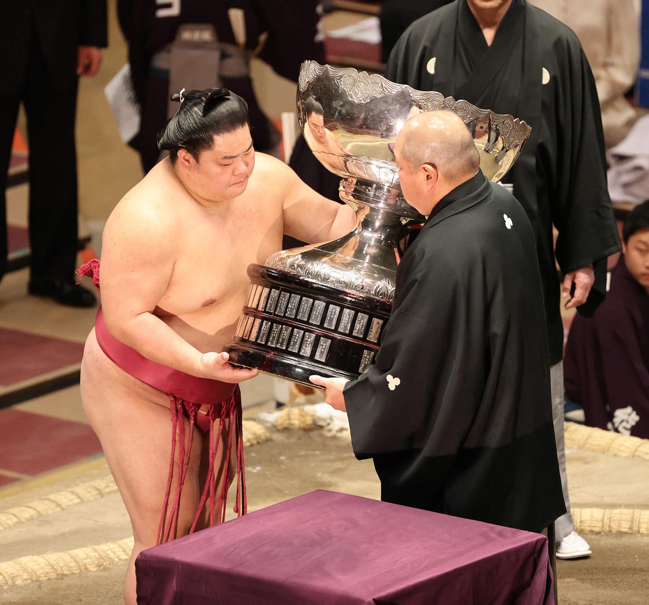 八角理事長（右）から内閣総理大臣杯を受け取る大栄翔