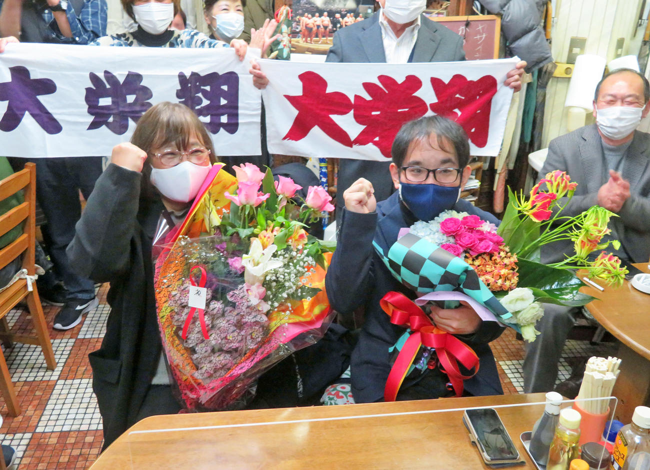 大栄翔の初優勝に喜ぶ母恵美子さん（左）と兄一直さん（右）（撮影・沢田直人）