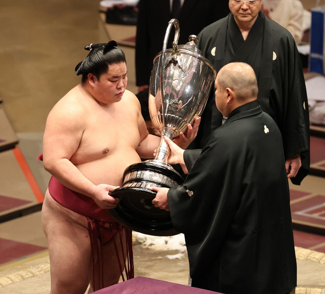 八角理事長（右）から賜杯を受け取る大栄翔（代表撮影）