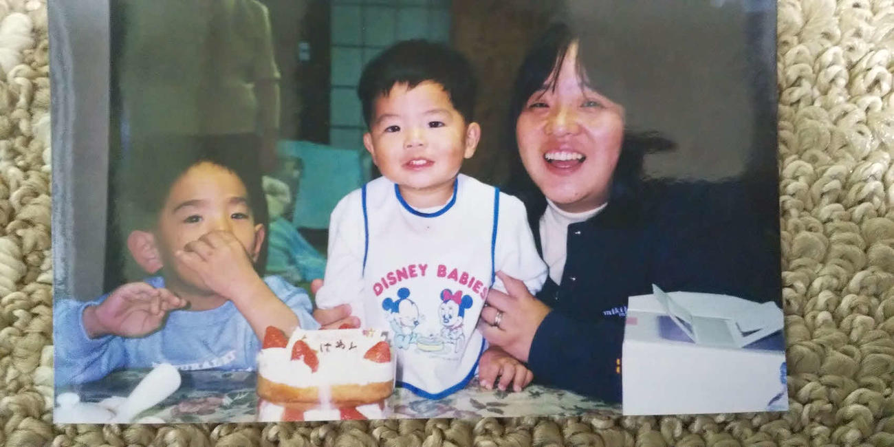 大栄翔（中央）の1歳の誕生日を祝う兄一直さん（左）と母恵美子さん（右）（家族提供）