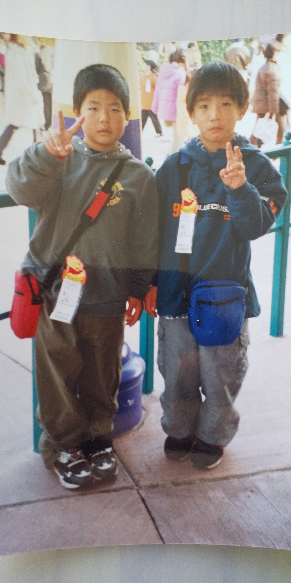 家族でディズニーランドに遊びに行った際に兄の一直さんと写真を撮る5歳の大栄翔（左）（家族提供）