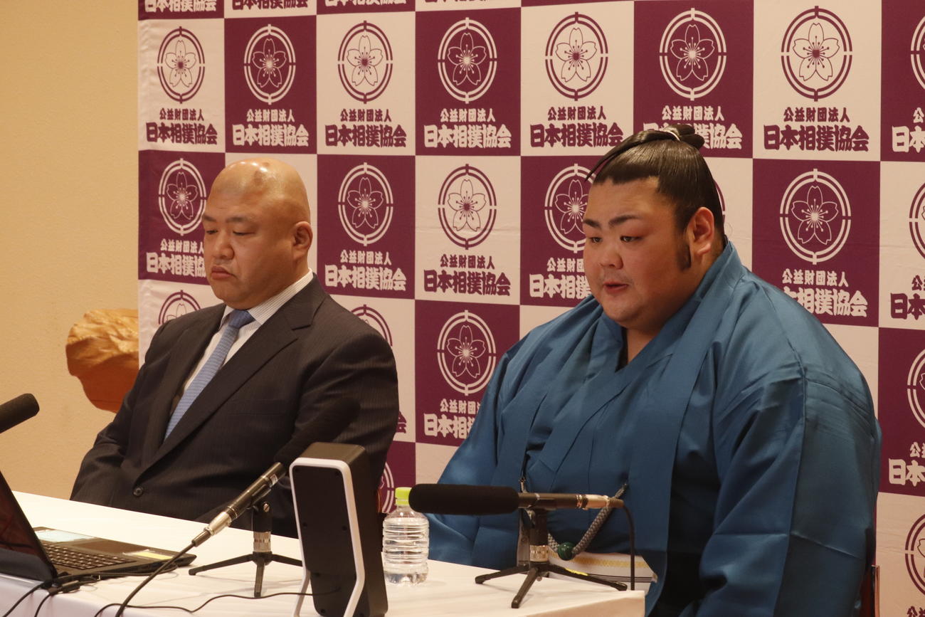 春場所での新十両昇進が決まりリモートでの会見に臨む武将山（右）と師匠の藤島親方（日本相撲協会提供）