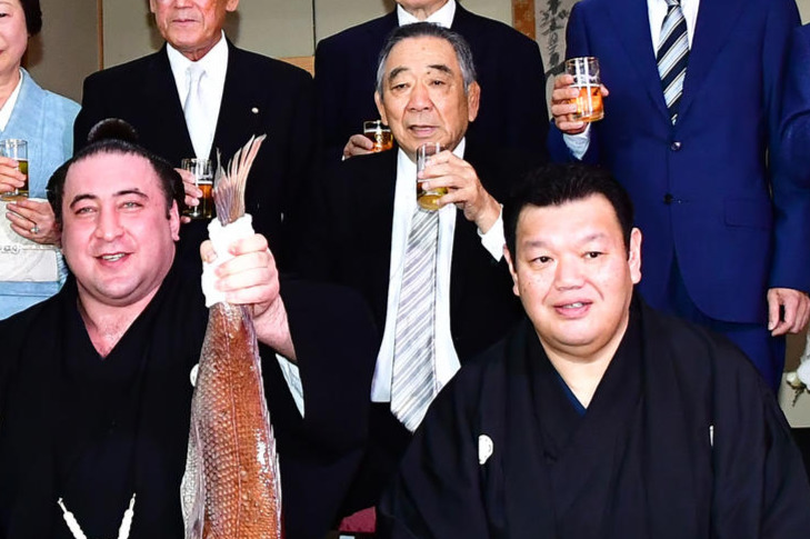 栃ノ心大関昇進伝達式を終えて記念撮影に臨む、先代春日野親方で元横綱栃ノ海の花田茂広氏（中央）。前列左から栃ノ心、春日野親方（2018年5月28日撮影）