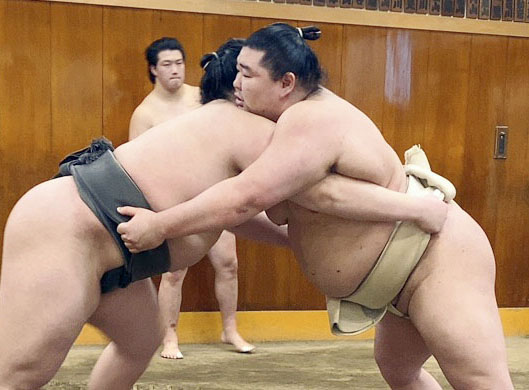 稽古で相撲を取る正代（右）＝東京都墨田区の時津風部屋（日本相撲協会提供＝共同）