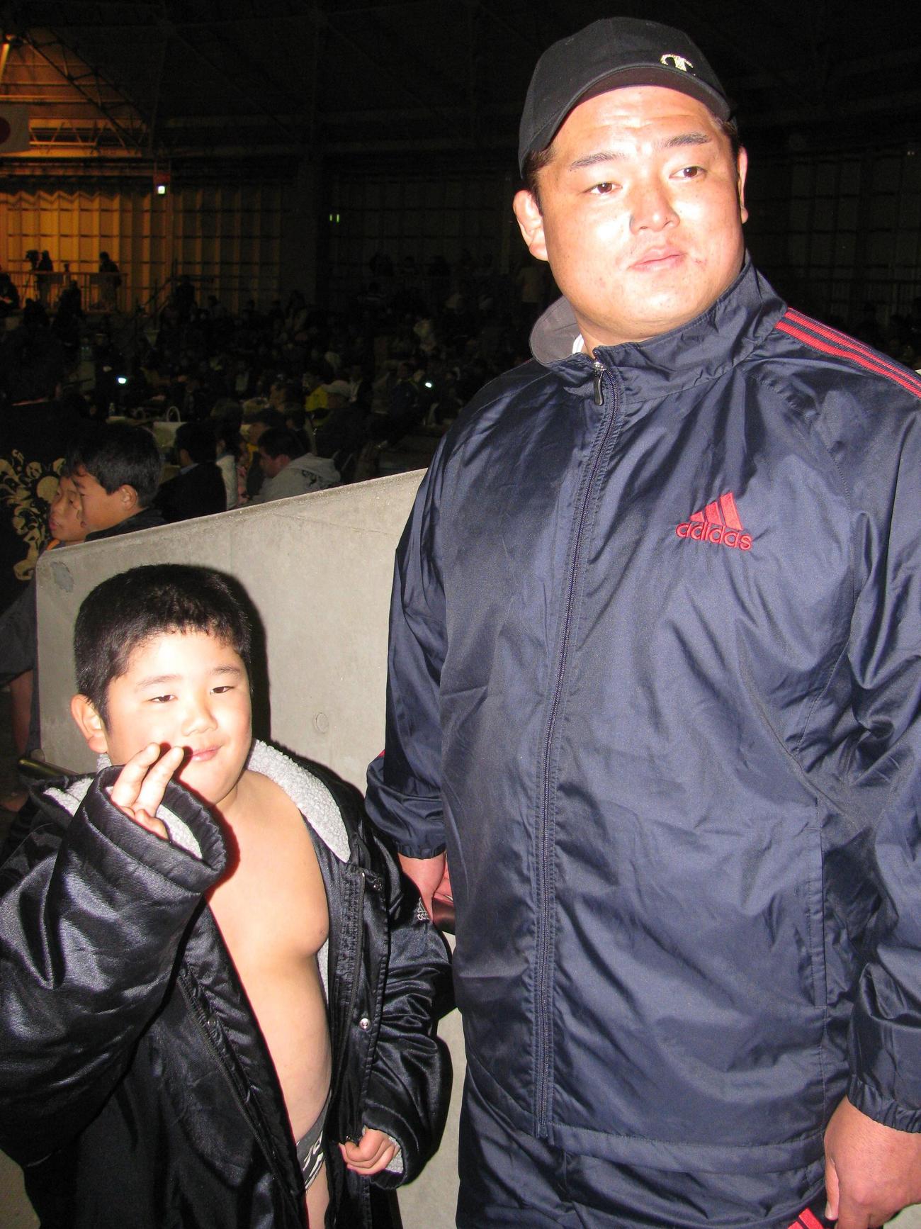 「第1回白鵬杯」
時津風親方（右）の長男で「第1回白鵬杯」個人戦で優勝した、当時小学2年生の坂本博一君（10年12月19日）



