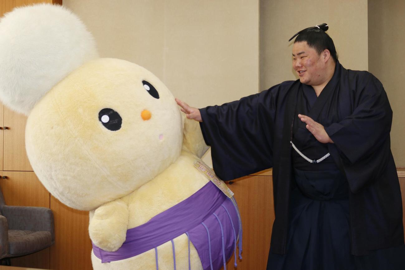 朝霞市のキャラクター「ぽぽたん」と相撲を取る大栄翔（2021年2月3日撮影）