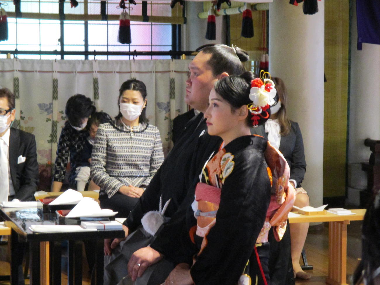 結婚式に臨む照ノ富士と夫人（手前）（代表撮影）